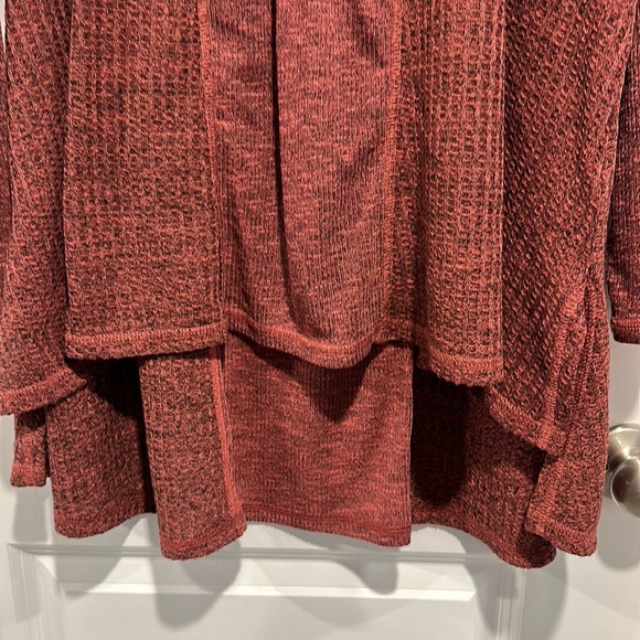 NWT- DG2, Colour block, Raglan Sleeve, Top. - Picture 9 of 14